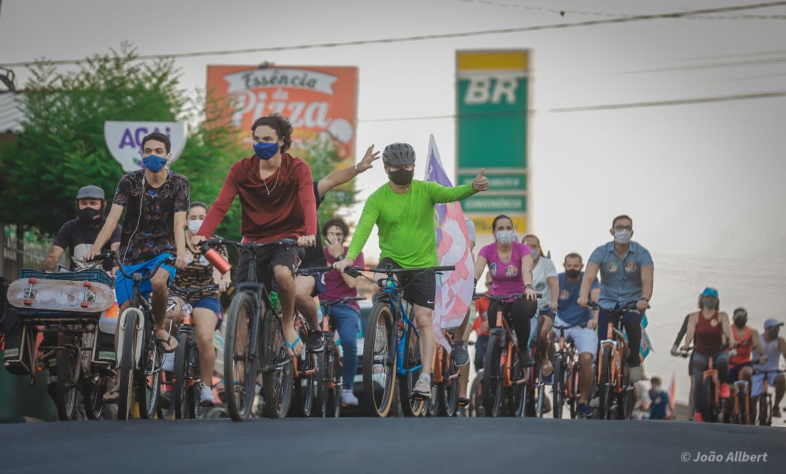 Cerca de 100 ciclistas participaram do ato